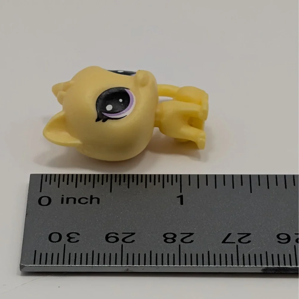 Littlest Pet Shop LPS Entry Level Shorthair Cat Yellow Cream Purple Eyes Hasbro